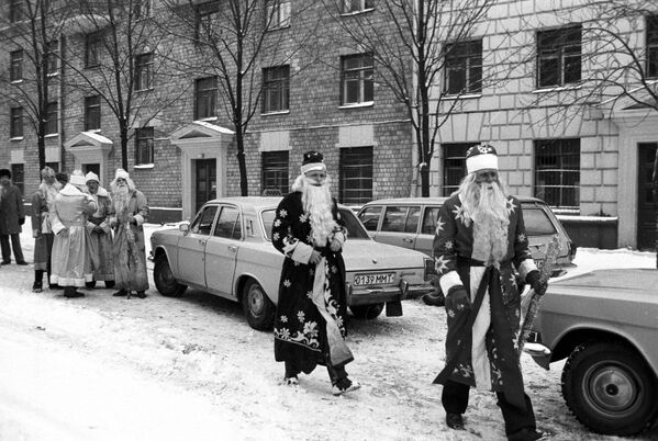 بابا نويل عشية رأس السنة الجديدة في شوارع موسكو، عام 1985 - سبوتنيك عربي