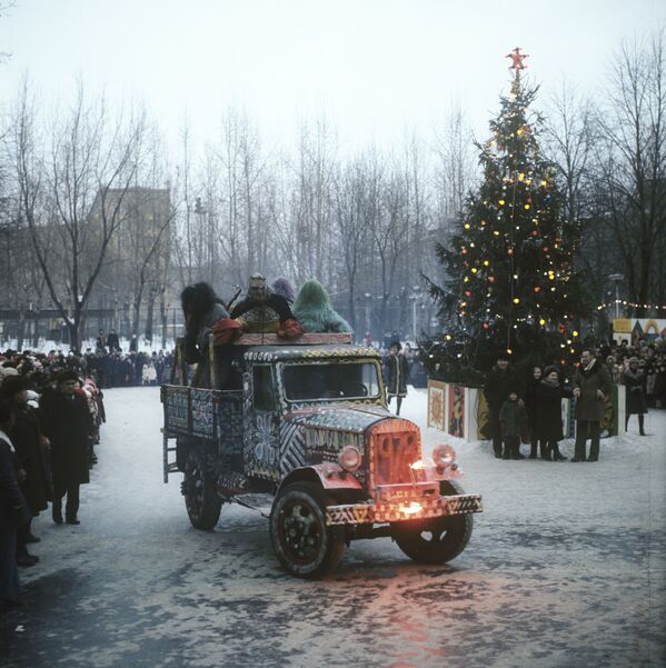 احتفالات في شوارع مدينة موسكو قبل حلول رأس السنة، عام 1987 - سبوتنيك عربي