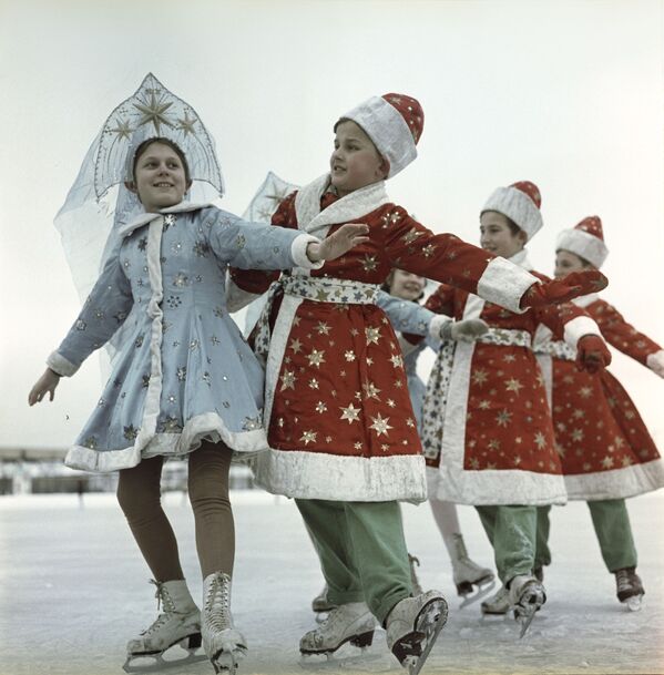 تلاميذ مدرسة لتعلم التزلج على الجليد في حلبة التزلج لوجنيكي خلال عطلة رأس السنة الجديدة في موسكو، عام 1966 - سبوتنيك عربي