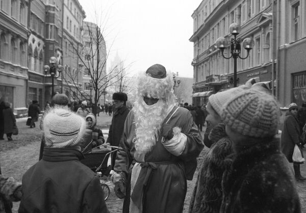 بابا نويل يتحدث مع الأطفال في أحد شوارع موسكو عشية رأس السنة، عام 1986 - سبوتنيك عربي