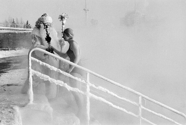 بابا نويل يهنئ فتاة برأس السنة في بركة للسباحة موسكو، عام 1969 - سبوتنيك عربي