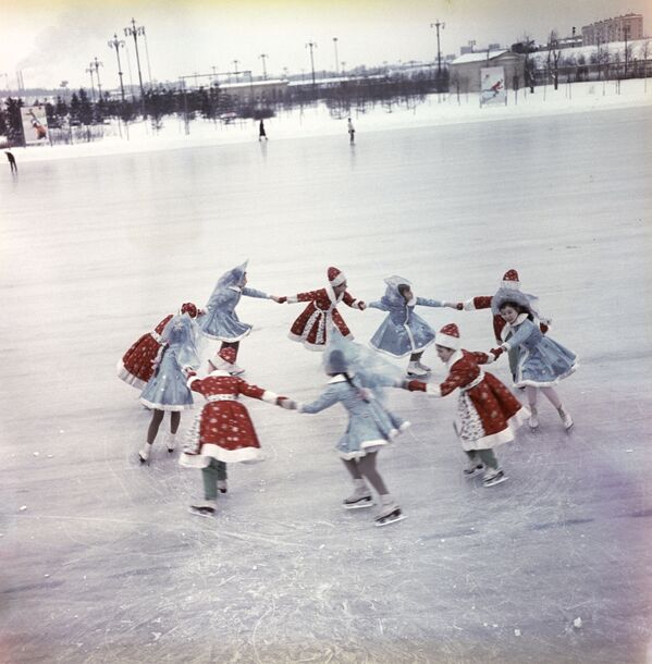 تلاميذ مدرسة يتزحلقون على الجليد في لوجنيكي في موسكو، عام 1966 - سبوتنيك عربي