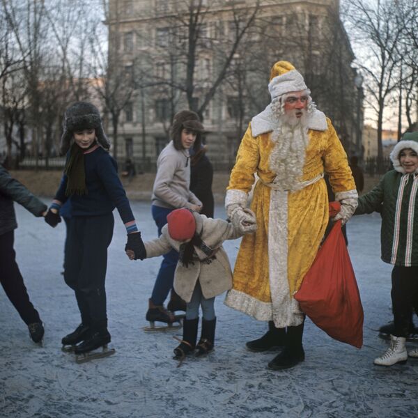 بابا نويل يلعب مع الأطفال في حي تشيستيه برودي في موسكو، عام 1973 - سبوتنيك عربي