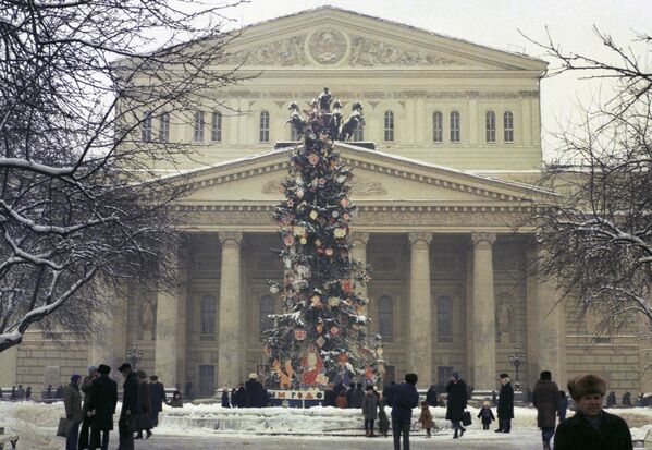 زينة أعياد الميلاد ورأس السنة عند مسرح بولشوي (المسرح الكبير) في موسكو، عام 1977 - سبوتنيك عربي