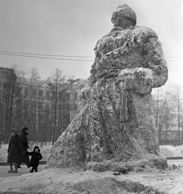 منحوتة بابا نويل من الجليد وسط إحدى ساحات مدينة ياكوتسك الروسية، عام 1965 - سبوتنيك عربي