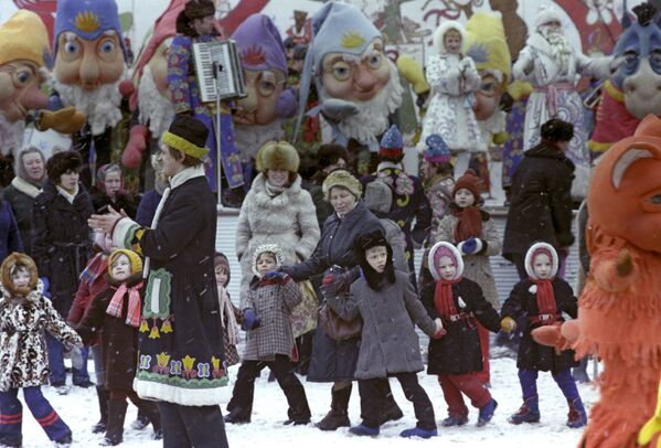 مهرجان احتفالي روسكايا زيما (الشتاء الروسي) بمناسبة رأس السنة في حديقة ليوبلينسك، عام 1983 - سبوتنيك عربي