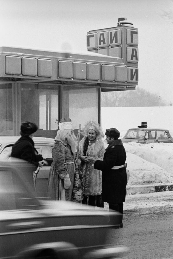 مهرجان احتفالي روسكايا زيما (الشتاء الروسي) بمناسبة رأس السنة في حديقة ليوبلينسك، عام 1983 - سبوتنيك عربي