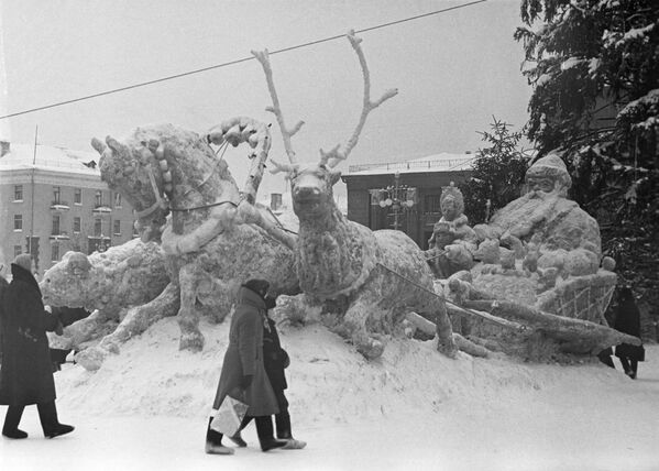 منحوتة من الثلج في أحد ساحات مدينة بيرم الروسية، عام 1964 - سبوتنيك عربي