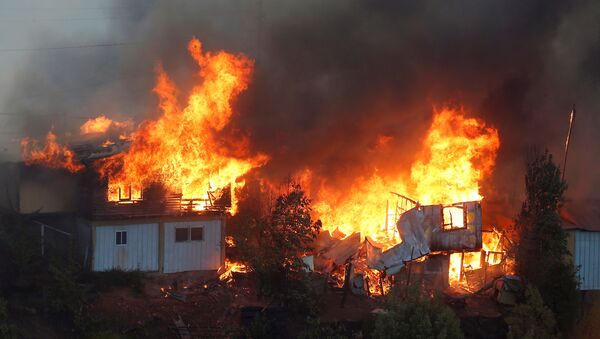 حريق يدمر نحو 50 منزلا بمدينة فالبارايسو في تشيلي - سبوتنيك عربي