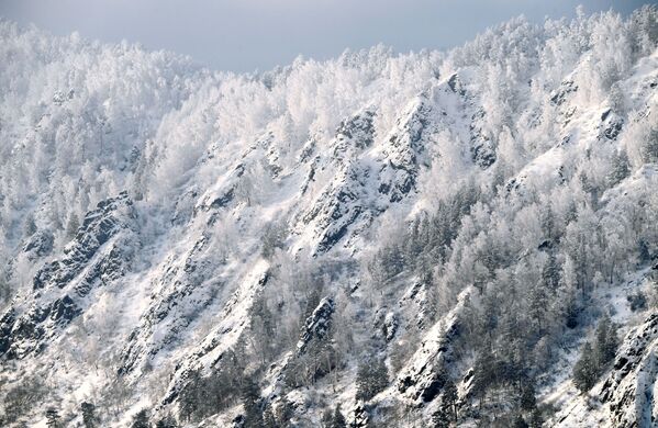 جبال مغطاة بالثلج بالقرب من مدينة ديفنوغورسك في إقليم كراسنودارسكي كراي جنوب روسيا - سبوتنيك عربي