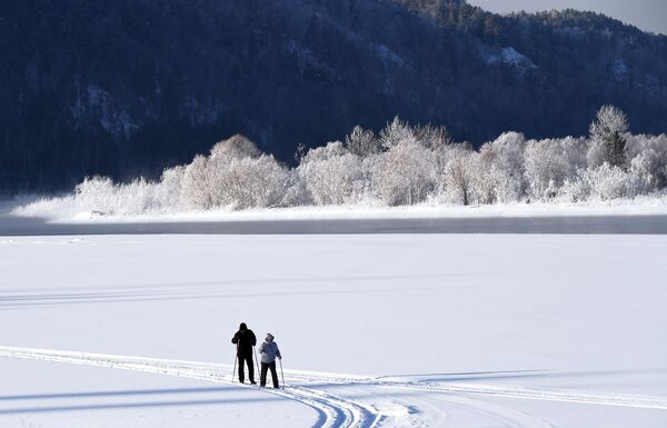 أشخاص يتزلجون بمحاذاة ضفة نهر ينيسي بالقرب من بلدة أوست-مانا في إقليم كراسنودارسكي كراي جنوب روسيا - سبوتنيك عربي