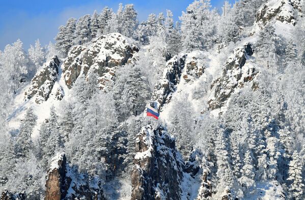 علم روسيا على جبل صخري بالقرب من مدينة ديفنوغورسك في إقليم كراسنودارسكي كراي جنوب روسيا - سبوتنيك عربي