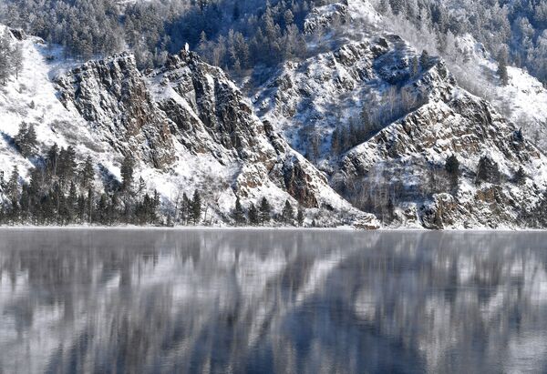 ضفة نهر ينيسي مغطاة بالثلج مقابل مدينة ديفنوغورسك في إقليم كراسنودارسكي كراي جنوب روسيا - سبوتنيك عربي