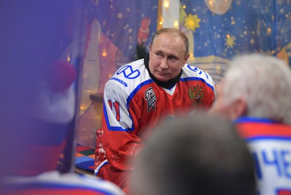 الرئيس الروسي فلاديمير بوتين يشارك في مباراة للهوكي مع وزير الدفاع سيرغي شويغو، إضافة إلى عدد من لاعبي الهوكي المشهورين، في الساحة الحمراء في موسكو 25 ديسمبر 2019 - سبوتنيك عربي