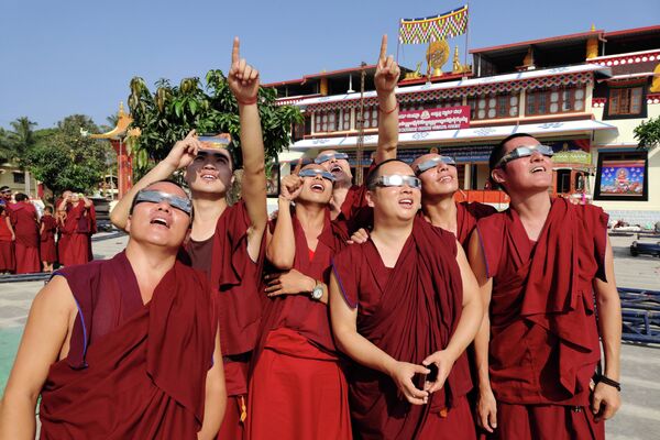 رهبان يراقبون كشوف الشمس في دير غادن، مستعمرة تيغينكوبا التابعة للتبت، الهند 26 ديسمبر 2019 - سبوتنيك عربي