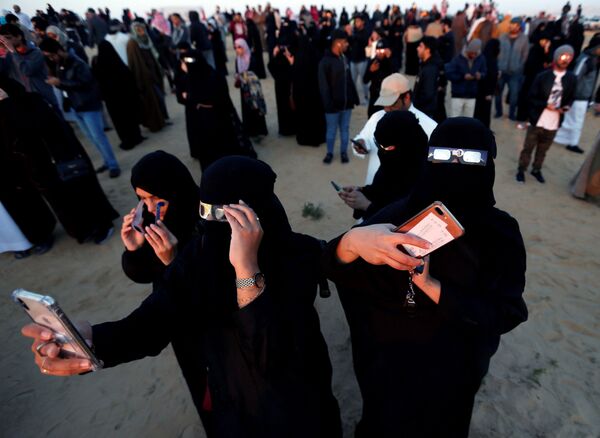 نساء يراقبن كسوف الشمس الحلقي النادر في الهفوف، في شرق مملكة السعودية العربية 26 ديسمبر 2019 - سبوتنيك عربي