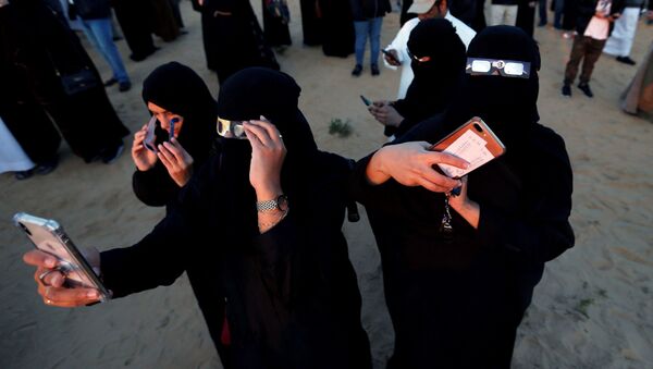 نساء يراقبن كسوف الشمس الحلقي النادر في الهفوف، في شرق مملكة السعودية العربية 26 ديسمبر 2019 - سبوتنيك عربي