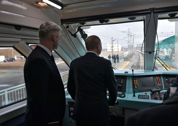 الرئيس الروسي فلاديمير بوتين يفتتح خط القطارات عبر جسر القرم، شبه جزيرة القرم، روسيا 23 ديسمبر 2019 - سبوتنيك عربي