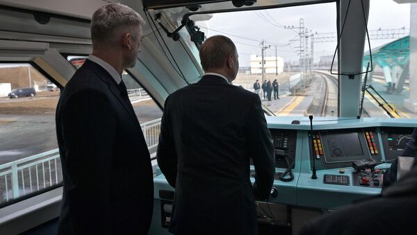 الرئيس الروسي فلاديمير بوتين يفتتح خط القطارات عبر جسر القرم، شبه جزيرة القرم، روسيا 23 ديسمبر 2019 - سبوتنيك عربي