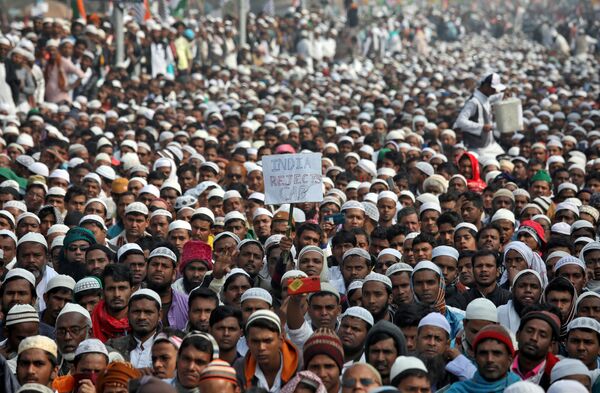 أشخاص يحضرون احتجاجًا نظمته منظمة ولاية البنغال الغربية، وهي منظمة إسلامية، ضد قانون الجنسية الجديد، في كولكاتا، الهند ، 22 ديسمبر 2019 - سبوتنيك عربي