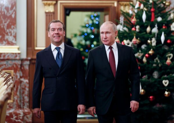 الرئيس الروسي فلاديمير بوتين ورئيس الوزراء الروسي ديمتري ميدفيديف في اجتماع بمناسبة نهاية العام مع أعضاء الحكومة الروسية، 25 ديسمبر 2019 - سبوتنيك عربي
