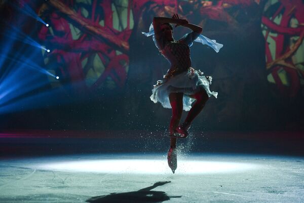 شخصية متزلج ألينا زاغيتوفا  خلال عرض فني الجميلة النائمة في قصر الرياضة ميغاسبورت في موسكو، 25 ديسمبر 2019 - سبوتنيك عربي