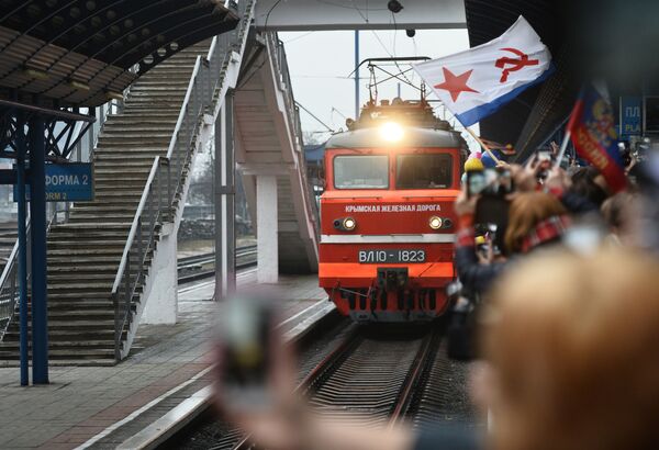 قطار تافريا، عبر مسار السكة الحديدية سان بطرسبورغ - سيفاستوبل، يصل محطة القطارات سيفاستوبل، القرم، روسيا 25 ديسمبر 2019 - سبوتنيك عربي