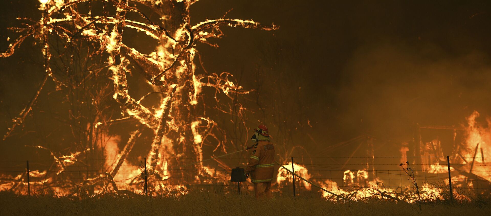 رجال الاطفاء الأستراليين خلال اطفاء الحرائق الهائلة في غابات منطقة بيلبين، أستراليا 21 ديسمبر 2019 - سبوتنيك عربي, 1920, 29.11.2020