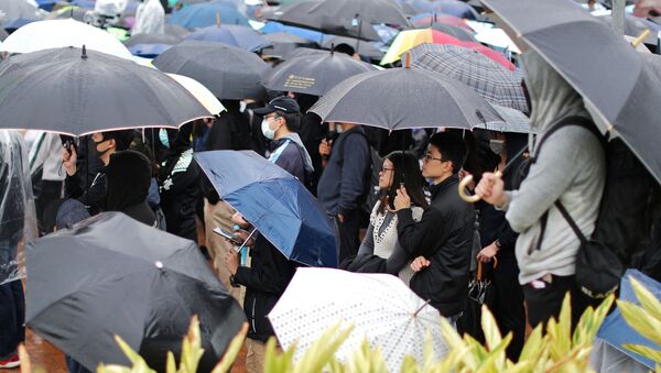 محتجون يتظاهرون تحت المطر في هونغ كونغ - سبوتنيك عربي