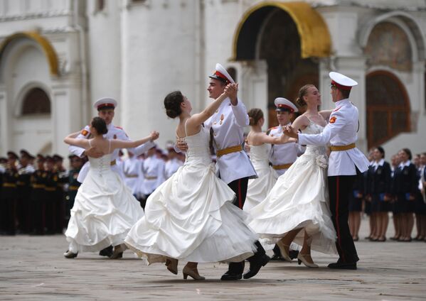 طلاب معهد سوفوروف العسكرية يرقصون الفالس في حفل التخرج في ميدان الكاتدرائية في الكرملين، موسكو 21 يونيو 2019 - سبوتنيك عربي