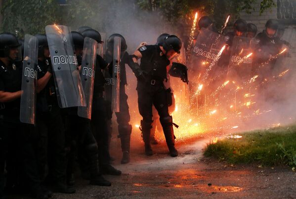 عناصر قوات الأمن خلال الاحتجاجات في بيرياسلاف-خملنيتسكي، أوكرانيا 4 يونيو 2019 - سبوتنيك عربي