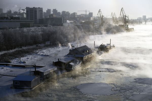 بارجات على نهر أوبي في نوفوسيبيرسك الروسية، 16 نوفمبر 2019 - سبوتنيك عربي
