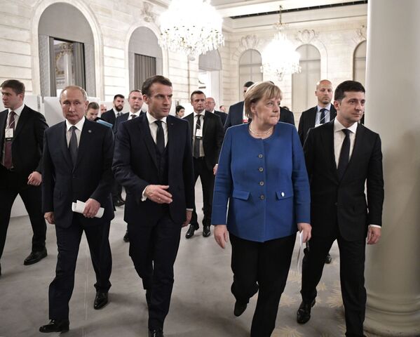 قمة نورماندي - الرئيس الروسي فلاديمير بوتين، والفرنسي إيمانويل ماكرون، والمستشارة الألمانية أنجيلا ميركل، والأوكراني فلاديمير زيلينسكي في باريس، 9 ديسمبر 2019 - سبوتنيك عربي