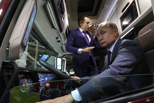 الرئيس الروسي فلاديمير بوتين في قمرة قيادة شاحنة كاماز كونتينينت أثناء زيارته لشركة انتاج الشاحنات الروسية كاماز، 13 ديسمبر 2019 - سبوتنيك عربي