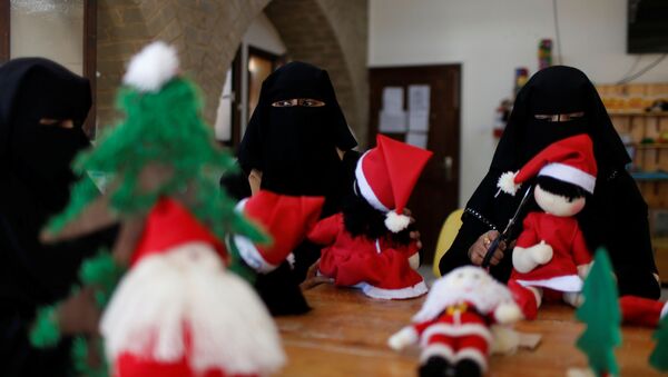 مسلمات يصنعن هدايا عيد الميلاد بقطاع غزة - سبوتنيك عربي