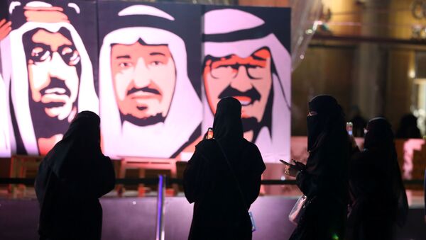 نساء سعوديات يلتقطن صوراً لملوك المملكة العربية السعودية السابقين - سبوتنيك عربي