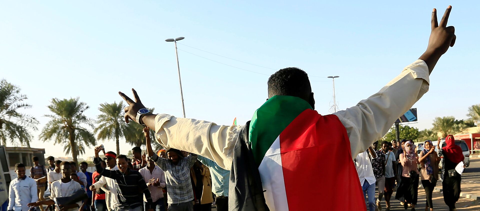 متظاهر سوداني يحتفل بالذكرى الأولى لثورة السودان - سبوتنيك عربي, 1920, 30.12.2019
