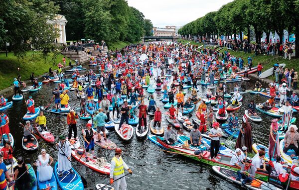 مهرجان فونتانكا الدولي على نهر فونتانكا في مدينة سان بطرسبورغ الروسية، 20 يوليو 2019 - سبوتنيك عربي