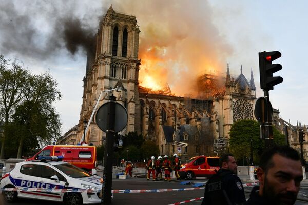 حريق هائل في كاتدرائية نوتردام في باريس، فرنسا 15 أبريل 2019 - سبوتنيك عربي