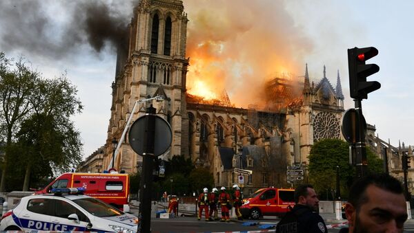 حريق هائل في كاتدرائية نوتردام في باريس، فرنسا 15 أبريل 2019 - سبوتنيك عربي
