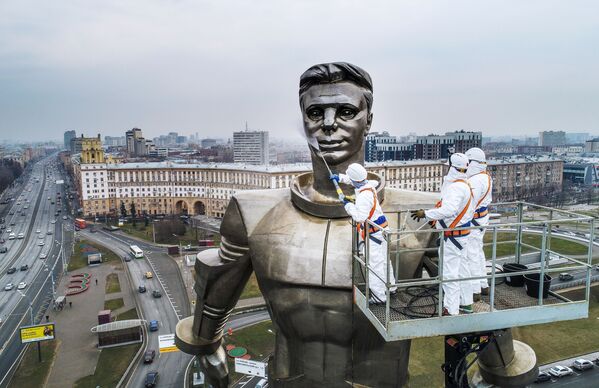 تنظيف النصب التذكاري لرائد فضاء يوري غاغارين في شارع لينينسكي بروسبكت في موسكو، 10 أبريل 2019 - سبوتنيك عربي