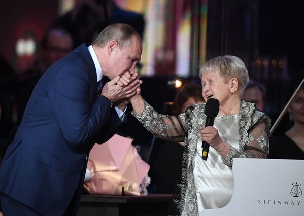 الرئيس فلاديمير بوتين خلال حفل أقيم بمناسبة عيد ميلاد الفنانة السوفيتية الشعبية، الملحنة ألكسندرا باخموتوفا على مسرح بولشوي (المسرح الكبير) في موسكو، 10 نوفمبر 2019 - سبوتنيك عربي