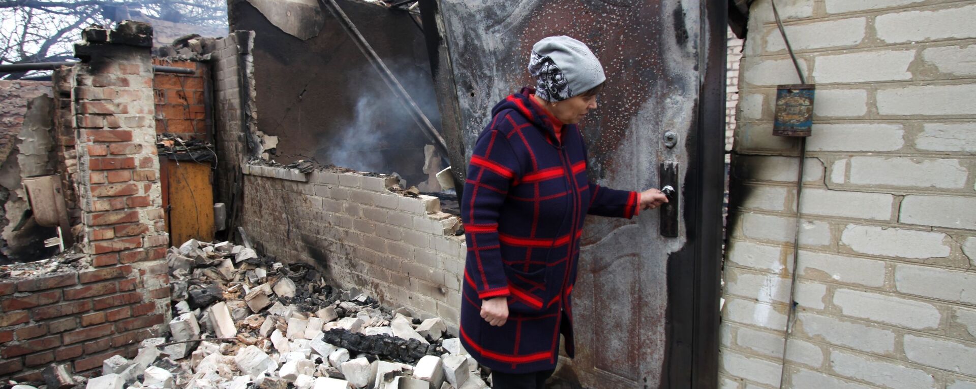 منزل على مشارف حي بتروفسكي في دونيتسك، محترق من إصابة مباشرة بقذيفة أثناء القصف، أوكرانيا 25 أكتوبر 2019 - سبوتنيك عربي, 1920, 20.02.2022
