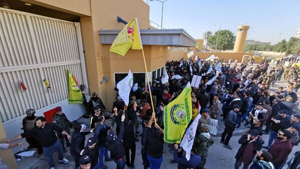 محتجون عراقيون أمام السفارة الأمريكة في بغداد - سبوتنيك عربي