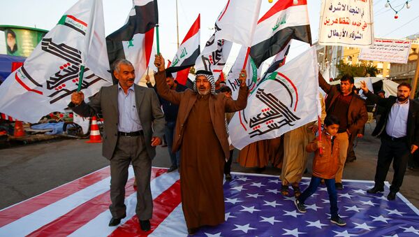 احتجاجات أمام السفارة الأمريكية في بغداد بعد قصف مقار الحشد الشعبي - سبوتنيك عربي