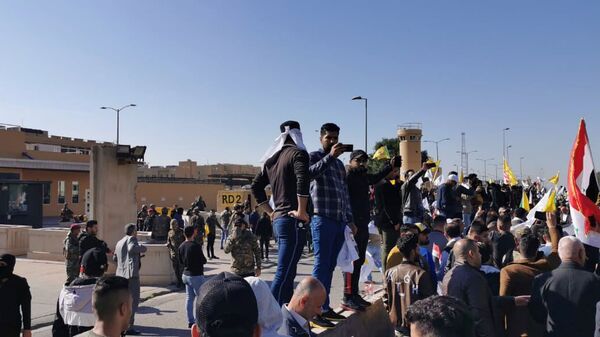محتجون عراقيون أمام السفارة الأمريكية في بغداد - سبوتنيك عربي
