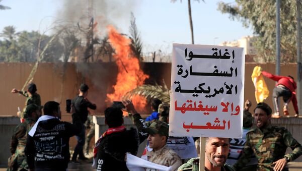 إحراق متظاهرين أماكن الحرس أمام السفارة الأمريكية في العراق - سبوتنيك عربي