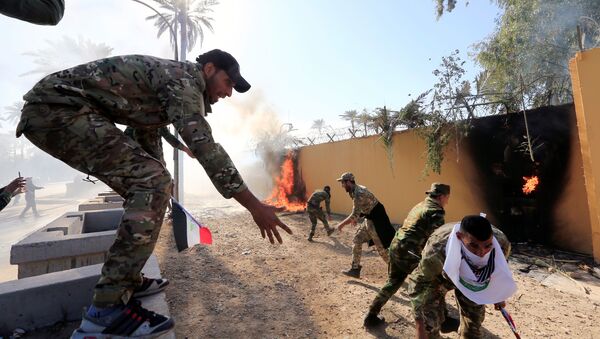 إحراق متظاهرين سور السفارة الأمريكية في العراق - سبوتنيك عربي