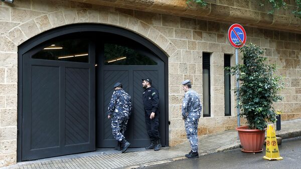 ضباط الشرطة اللبنانية ينظرون إلى مدخل مرآب ما يعتقد أنه منزل كارلوس غصن في بيروت - سبوتنيك عربي