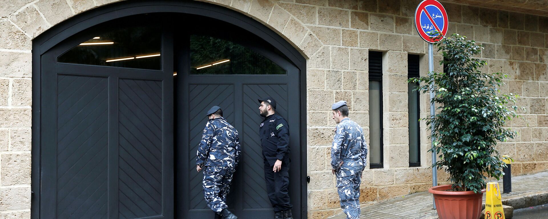 ضباط الشرطة اللبنانية ينظرون إلى مدخل مرآب ما يعتقد أنه منزل كارلوس غصن في بيروت - سبوتنيك عربي, 1920, 31.01.2022